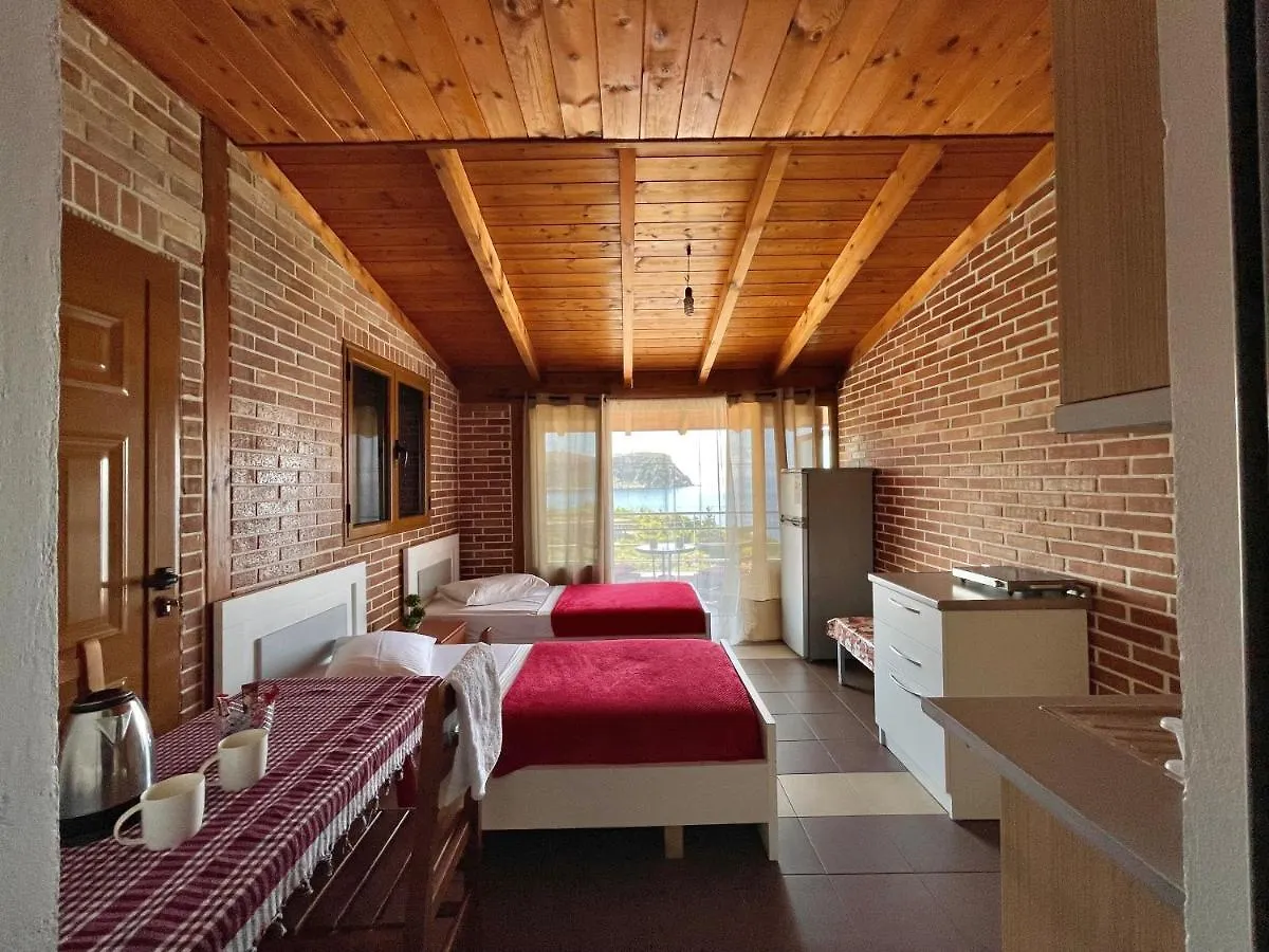 Lazaris Kwstas Rooms Himare